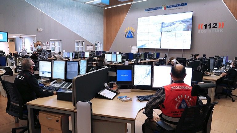 Pedro Anitua Aldekoa en la sala del Centro de Coordinación 112 del Gobierno Vasco