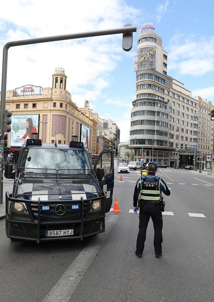 Policía Municipal de Madrid en un control en plena Gran Vía