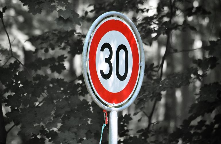 Señal límite de velocidad 30 km/h. Entrevista a Pere Navarro Olivella