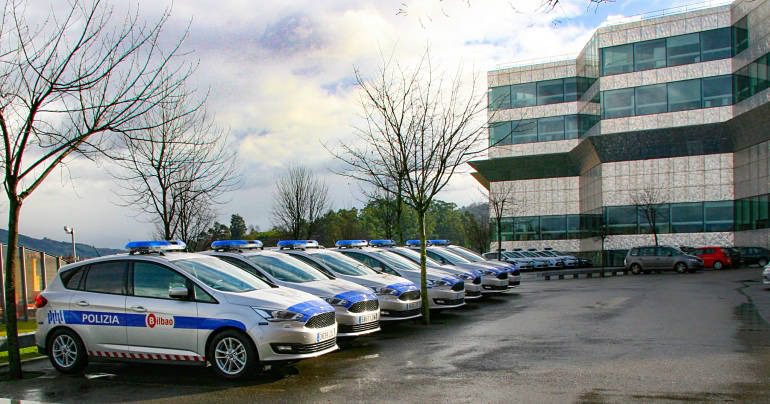 Amaia Arregi. Coches patrulla de la Policía Municipal de Bilbao
