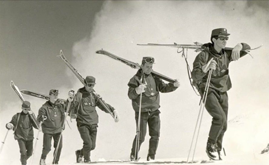 Grupo de esquiadores de la Guardia Civil en 1967. Reportaje sobre los GREIM de la Guardia Civil.