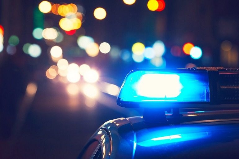 Puente de luces de un coche policial.
