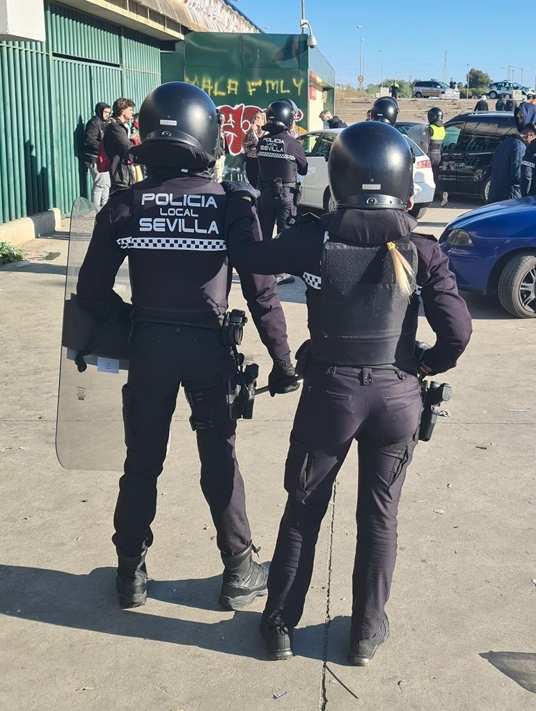 Binomio de Agentes en labores de antidisturbios de la Policía Local de Sevilla