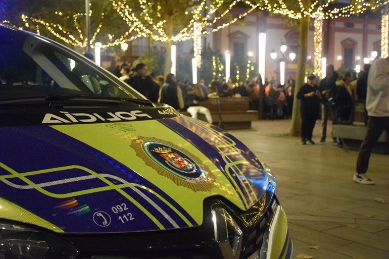 Vehículo de la Policía Local de Sevilla en operativo de seguridad urbana