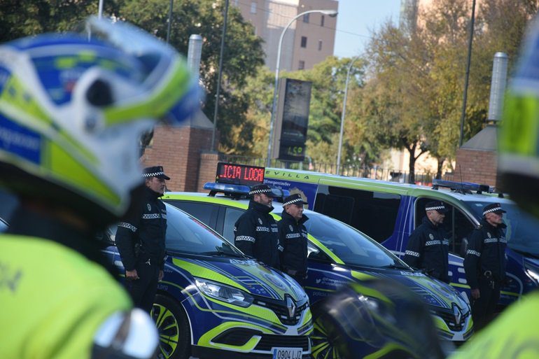Agentes de la Policía Local de Sevilla en operativo de seguridad urbana
