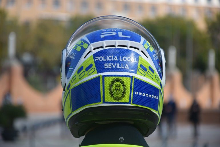 Casco de moto de un agente de la Policía Local de Sevilla.