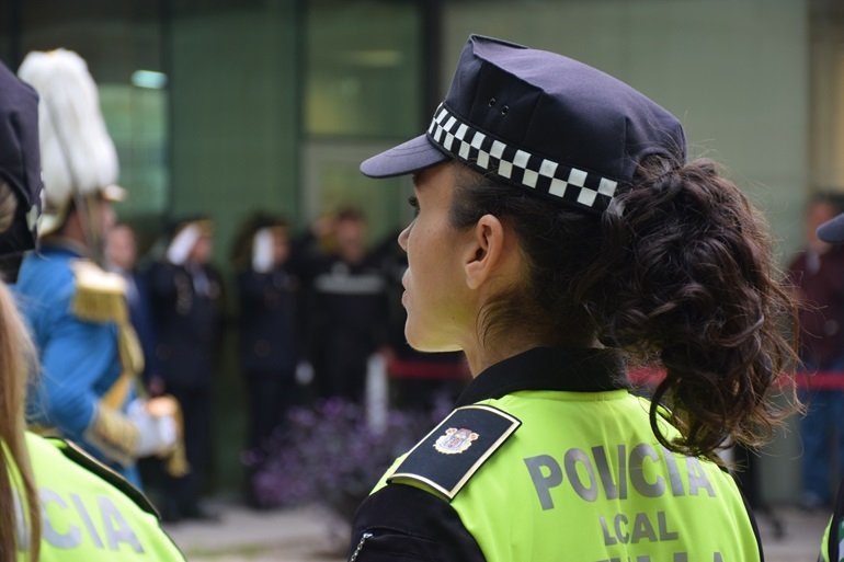 Agentes de la Policía Local de Sevilla en labores de proximidad y atención ciudadana