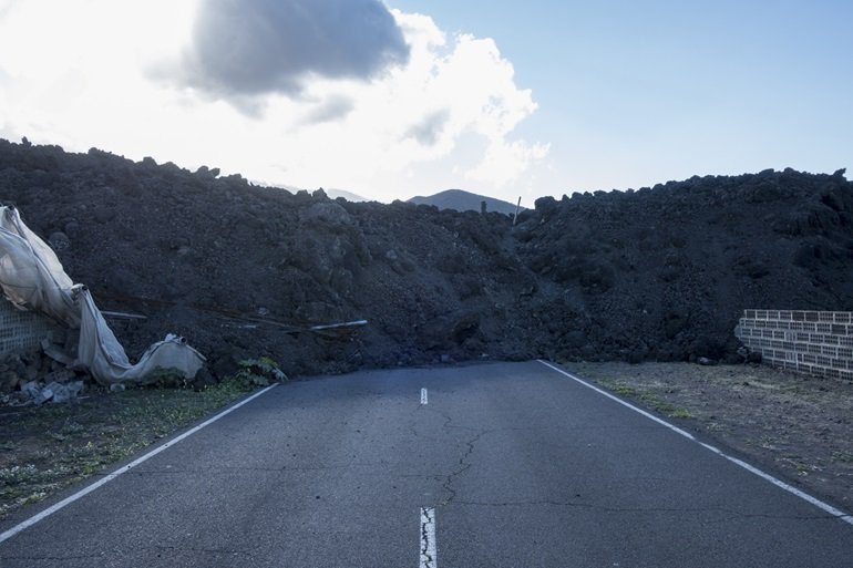 Efectos de la lava cortando una carretera. Resiliencia y futuro de la protección civil en Canarias