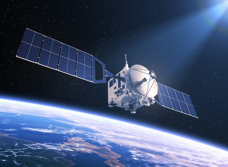 Satélite de comunicaciones orbitando la Tierra. Resiliencia y futuro de la protección civil en Canarias