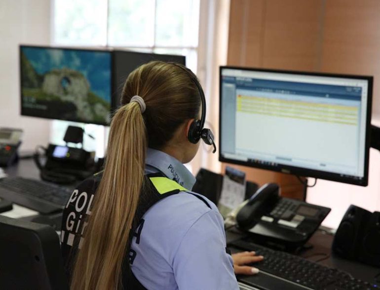 Agente de la Policía Municipal de Girona en labores de operadora.