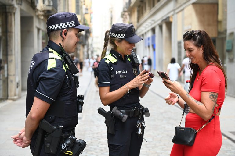 Binomio de la Policía Municipal de Girona atendiendo a una ciudadana.